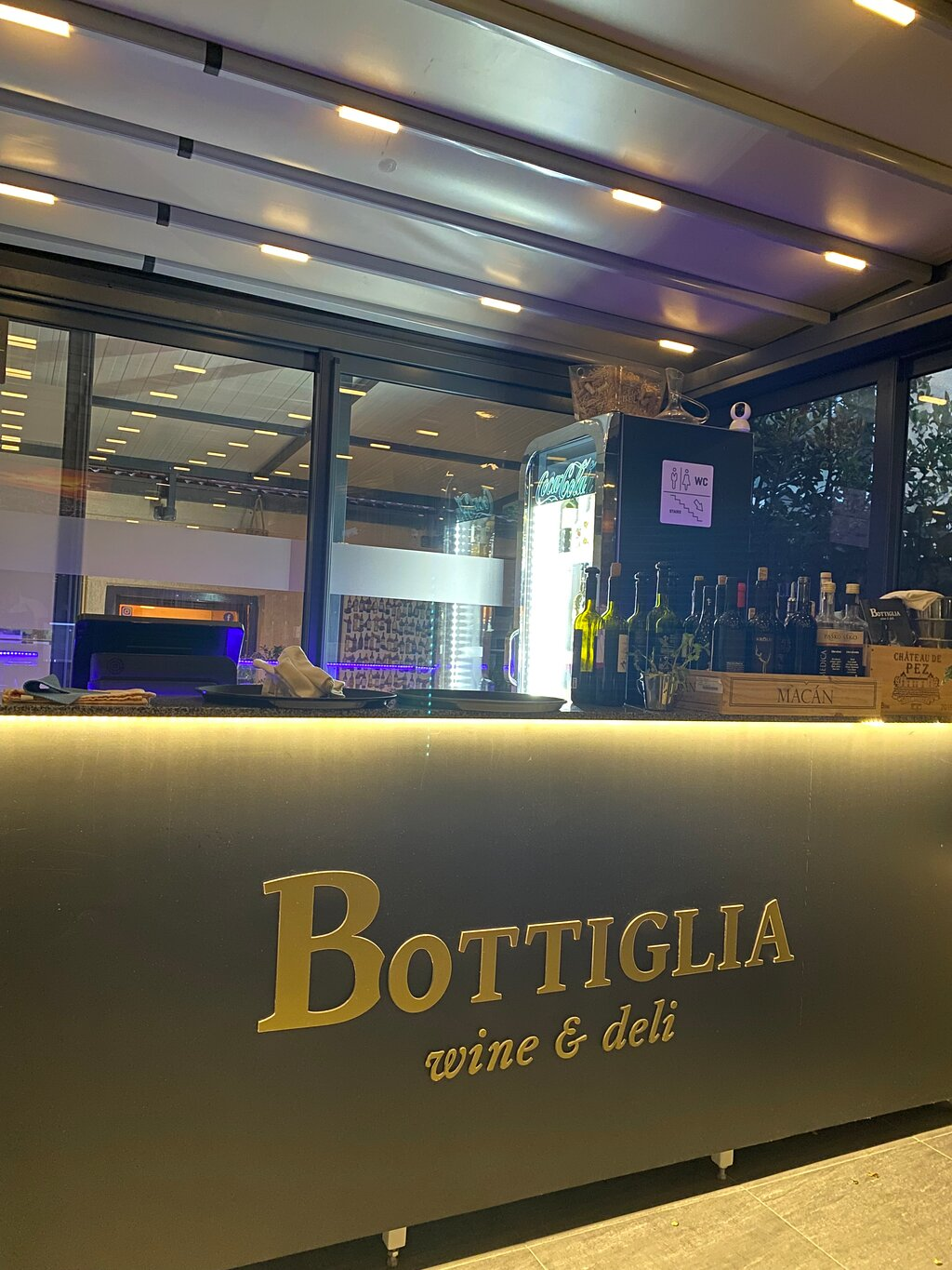 Atmosphere at Bottiglia